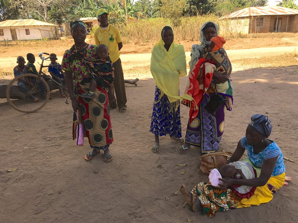 Mütter im Süden Tansanias warten darauf, im neuen Gebäude der Mnyambe-Apotheke gesehen zu werden
