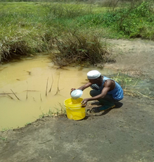 Ein Mann in der Region Mtwara, der Wasser sammelt 
