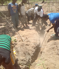 eine Gruppe von Männern, die einen Graben für die Pipeline zum Bau einer Wasserleitung in der Region Mtwara im Süden Tansanias ausheben
