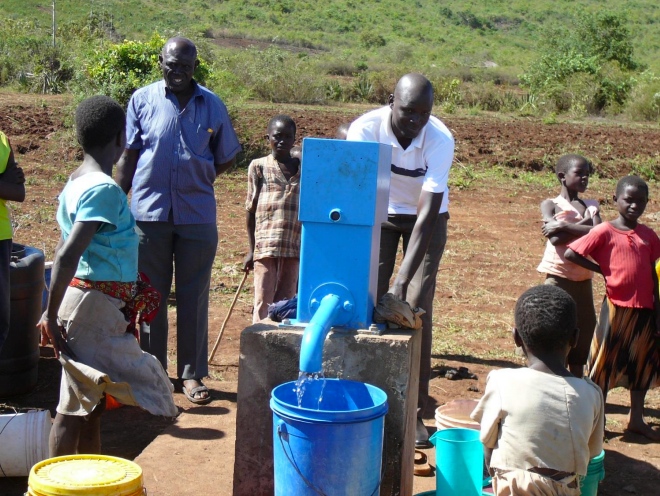 Bohrloch zur Wasserversorgung für das Matongo-Apothekenprojekt in der Mara-Region, das von African Palms finanziert wird, das Palmkreuze verkauft