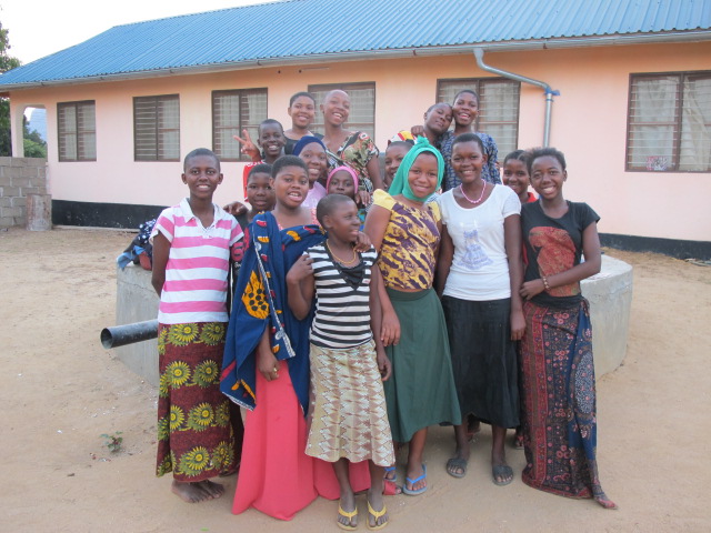 Mädchen im Hostel-Projekt, das von African Palms finanziert wurde, verkaufen Palmkreuze