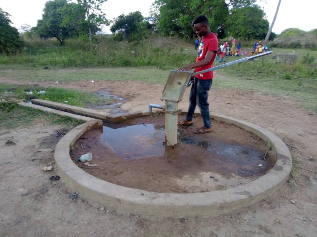 Mpeta-Wasserprojekt, abgeschlossen, aber aufgrund von Salzproblemen immer noch andauernd, Projekt finanziert von African Palms, Verkauf von Palmkreuzen