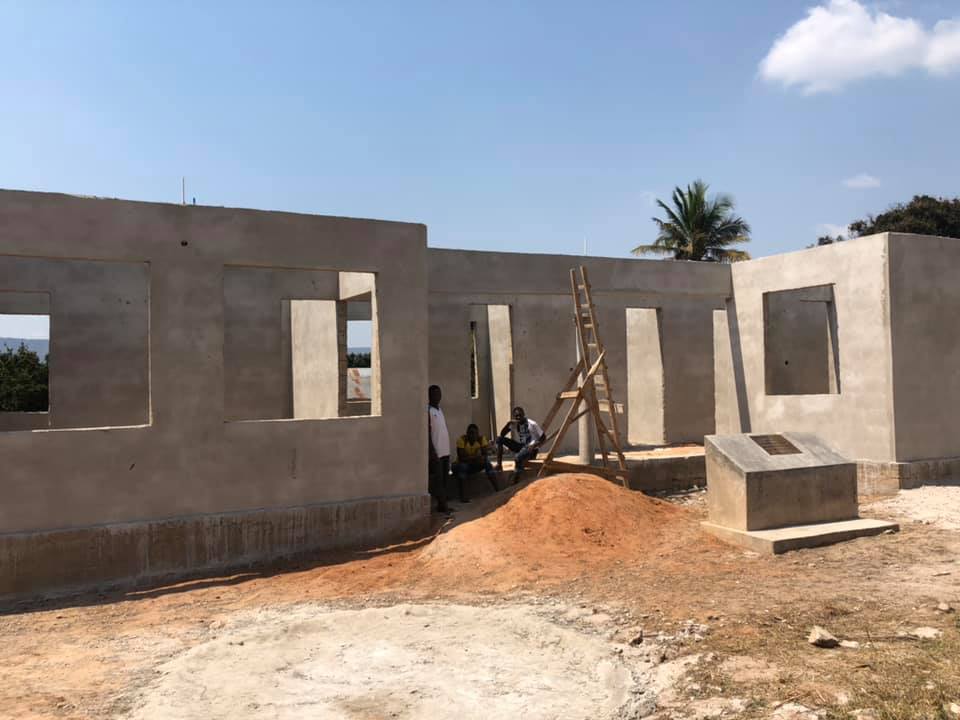 Neubau des Chidya Gesundheitszentrums im Süden Tansanias, für das Volk der Masasi, Projekt finanziert von African Palms, Verkauf von Palmkreuzen