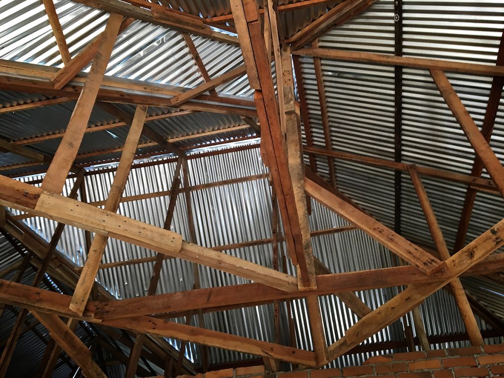 Neues Dach im Mtandi Sites-Haus, Projekt finanziert von African Palms, das Palmenkreuze verkauft