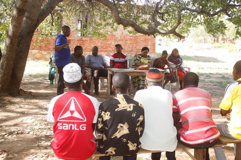 Schulungsveranstaltung für Bauern in einem Dorf, African Palms Project 